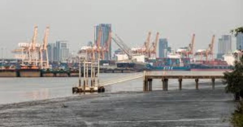 The Thai Prime Minister calls for the port of Bangkok to be relocated