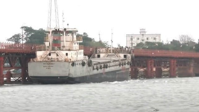 Cargo Ship Drifts Into Railway Bridge In Bangladesh - Crewmirror.com