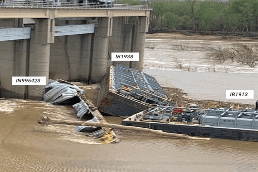 Barges IN995423 and IB1938 against the lower dam gates. IB1913 is receiving methanol from IB1938 through a cargo transfer hose. U.S. Coast Guard Photo