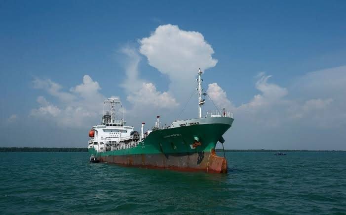 Pirates steal oil from hijacked oil tanker