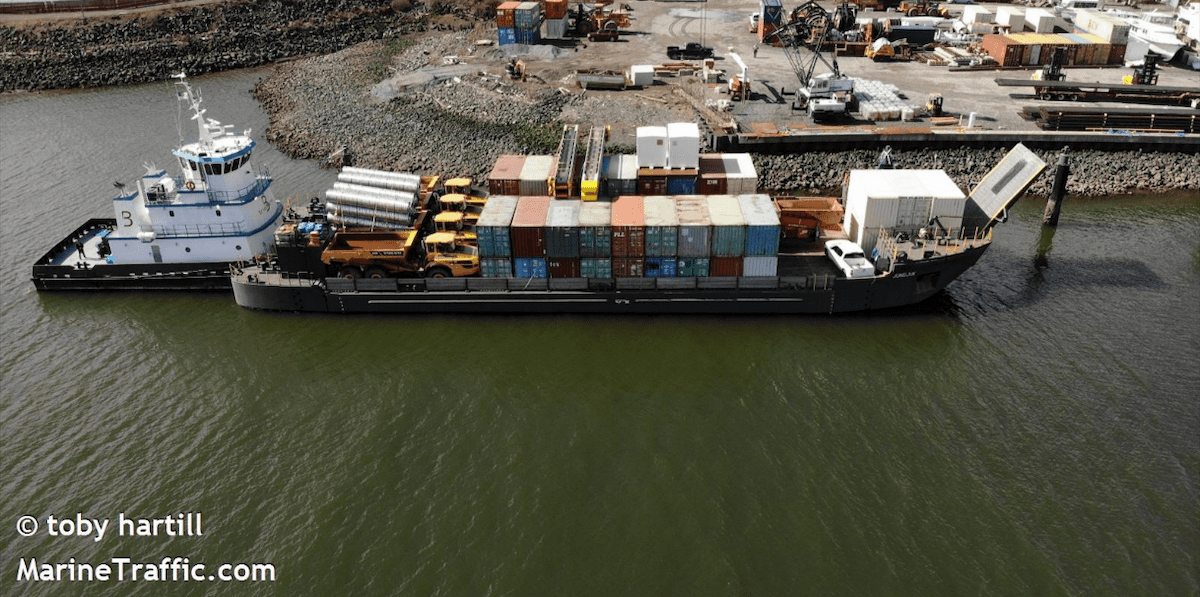 Cingluku and Jungjuk pictured before the grounding