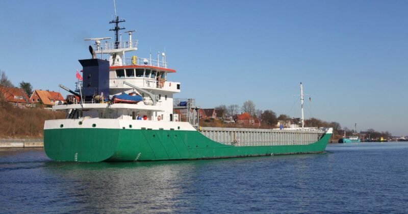 Vietnamese Cargo Ship Sinks in Singapore, 18 Crew Rescued by Nicolai Maersk