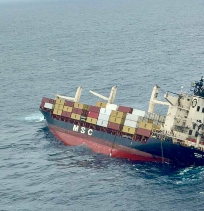 The Indian coast guard spends an alert willingness for Kerala Coast, while dangerous freight on land on land on the cargo ship 'MSC Elsa 3' misfortune in front of Kochi; Rescue operation