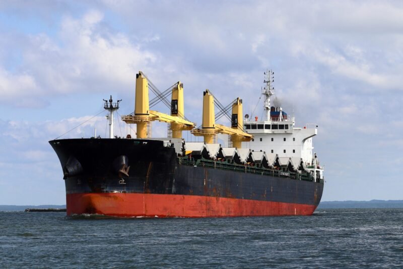 Geared bulk carrier ship