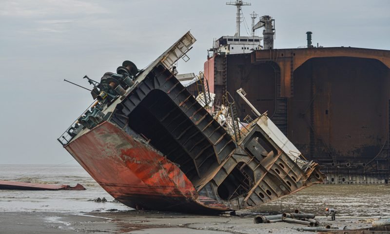 Old ship scrap command under the shelling of Seafarers
