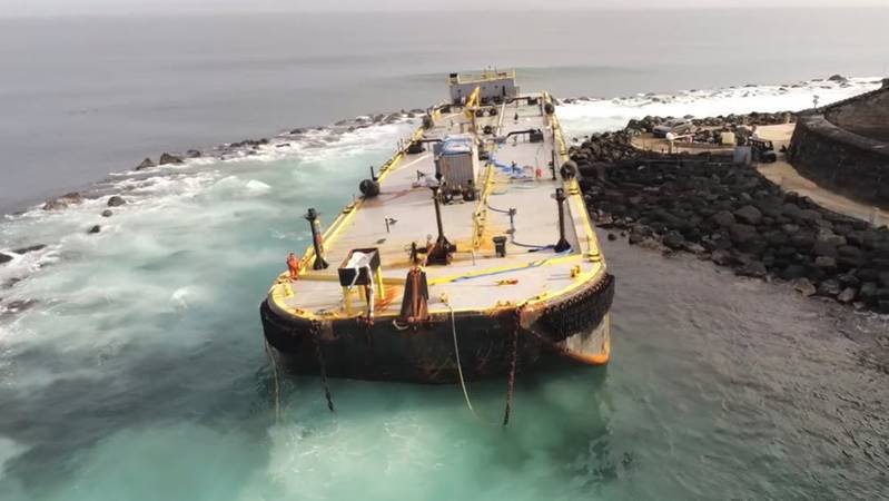 Salvors Refloat Grounded Barge In San Juan