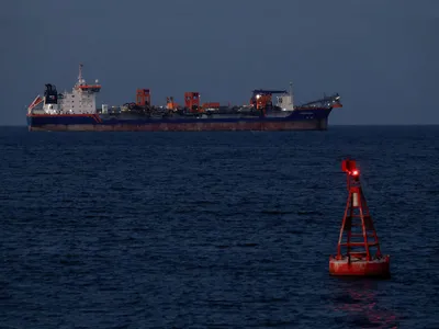 Jag Vasant and Pine Gas crossed the strait on Monday 23 Mar 2026