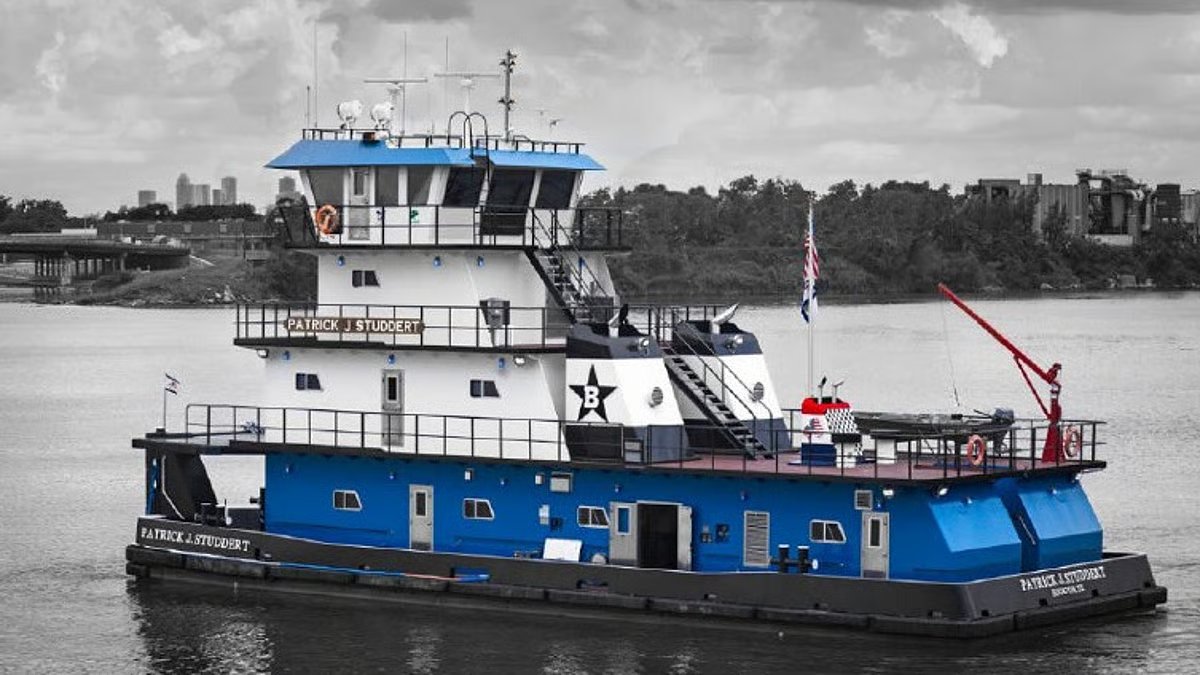 Captain distracted by phone call before Mississippi River collision