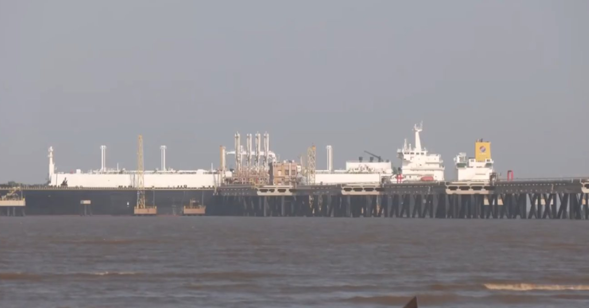 India’s First LNG Tanker ‘Disha’ Arrives at Dahej, Gujarat After Hormuz Crossing