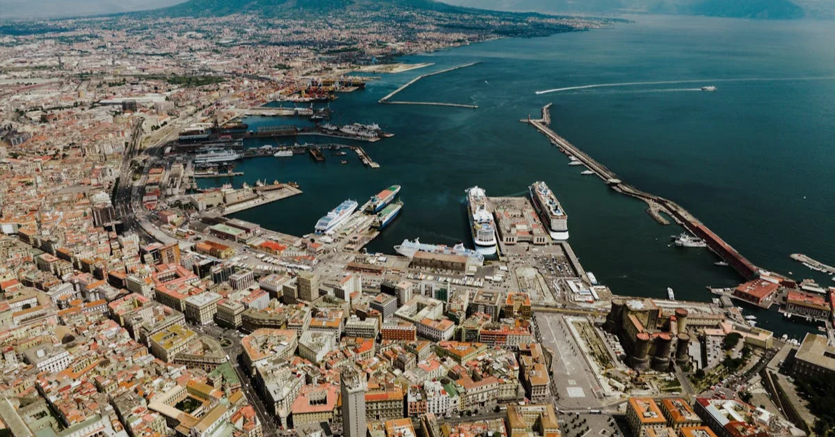 Naples Completes First LNG Ship-to-Ship Bunkering