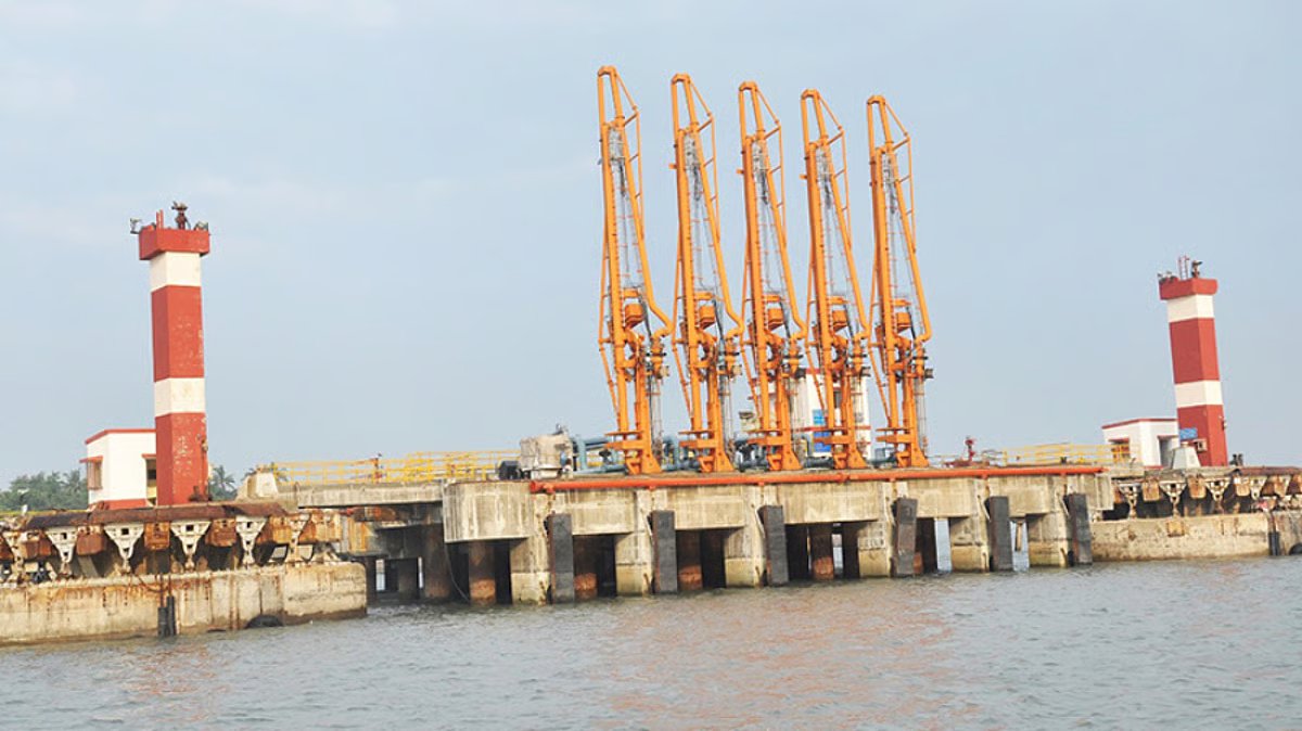 Crane collapse injures two at Mumbai Port