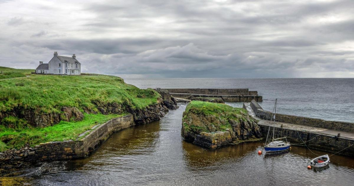 Rescuers Encounter Difficult Conditions Searching for Lost Fishing Boat Crew
