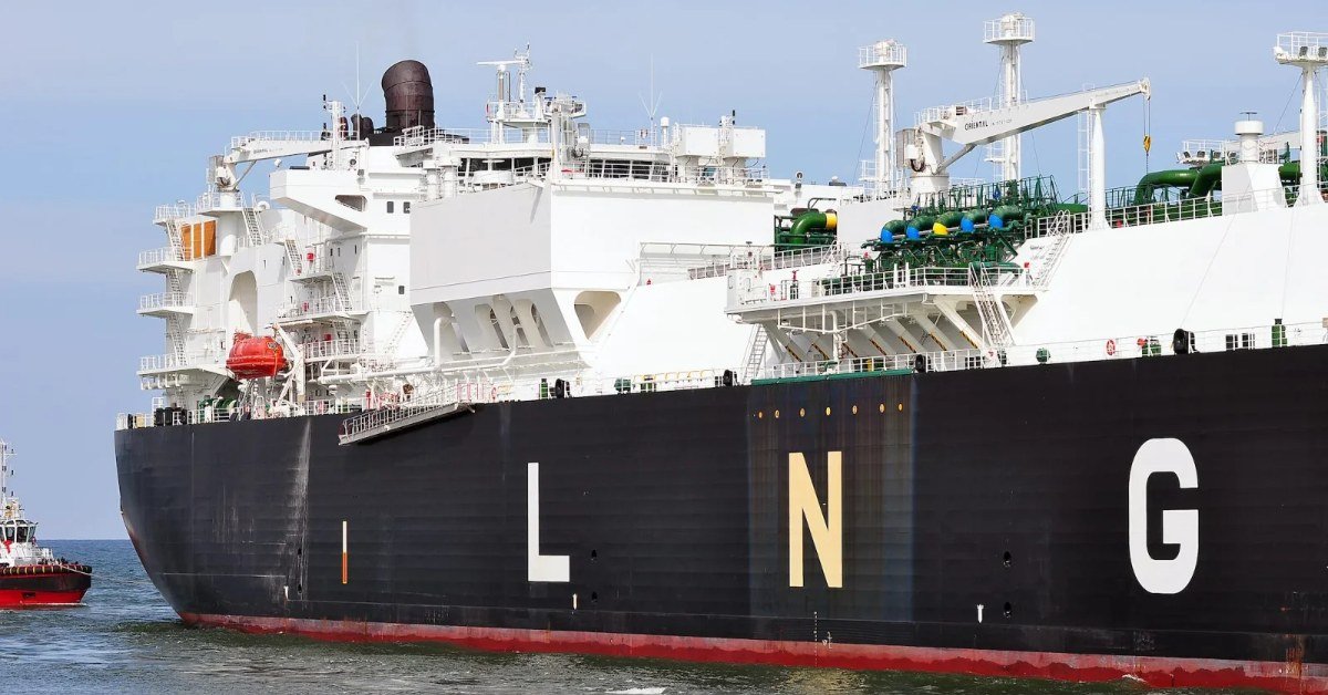 Large LNG carrier with spherical cargo tanks at sea
