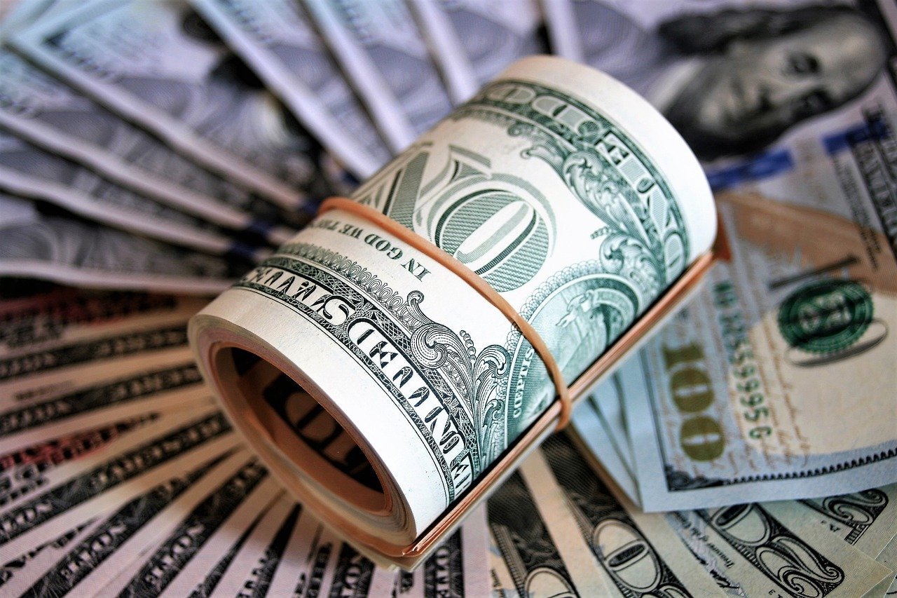 Bundle of US dollar notes representing high war-risk bonuses paid to seafarers for Strait of Hormuz transits